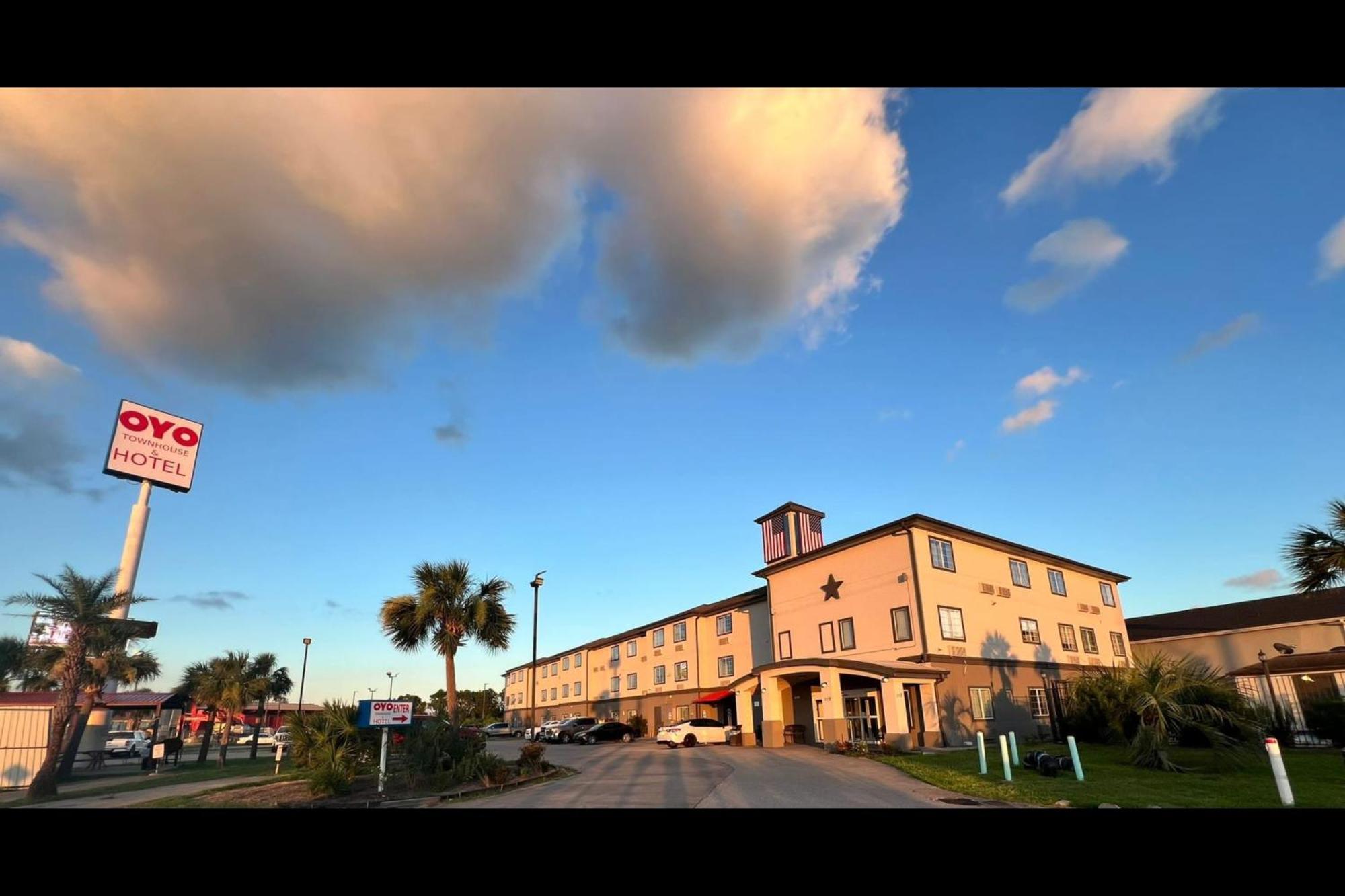 Oyo Townhouse Sulphur,La Extended Stay Kültér fotó