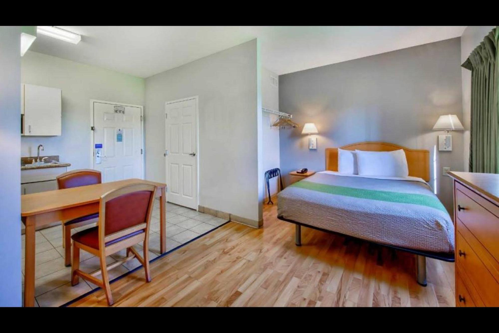 Oyo Townhouse Sulphur,La Extended Stay Kültér fotó