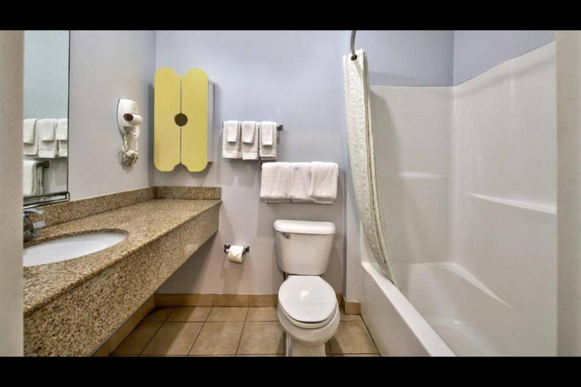 Oyo Townhouse Sulphur,La Extended Stay Kültér fotó